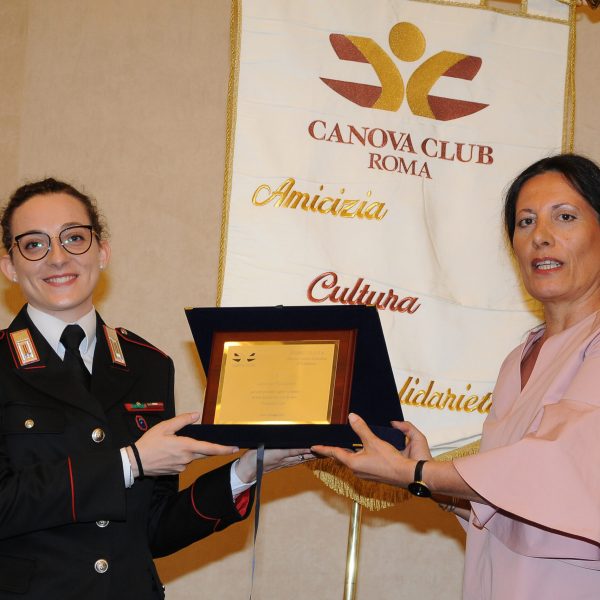 Carlotta Gaudioso consegna al carabiniere Martina Pigliapoco una Targa Speciale